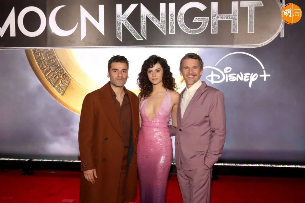 奧斯卡(左)近期聯同伊芬鶴基(右)及女主角梅卡拉美維(中)馬不停蹄到歐洲宣傳後,剛出席全球視像記者會。