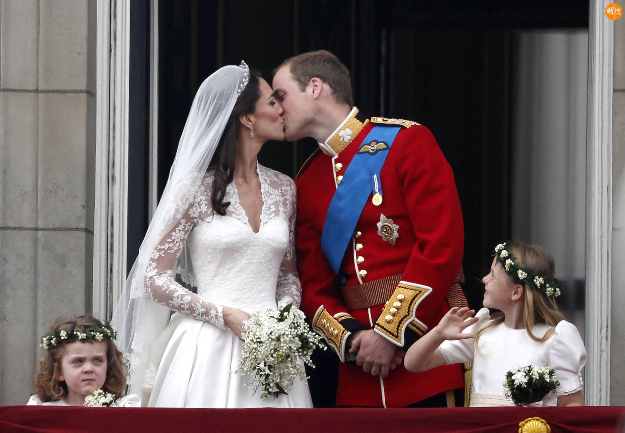 LONDON, ENGLAND - APRIL 29: TRH Catherine, Duchess of Cambridge and Prince William, Duke of Cambridge kiss on the balcony at Buckingham Palace on April 29, 2011 in London, England. The marriage of the second in line to the British throne was led by the Archbishop of Canterbury and was attended by 1900 guests, including foreign Royal family members and heads of state. Thousands of well-wishers from around the world have also flocked to London to witness the spectacle and pageantry of the Royal Wedding. (Photo by Christopher Furlong/Getty Images) (Photo by Christopher Furlong / GETTY IMAGES EUROPE / Getty Images via AFP)