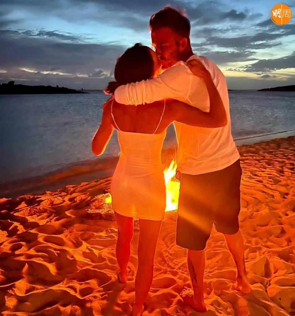 夕陽下沙灘擁吻的甜蜜照於閃