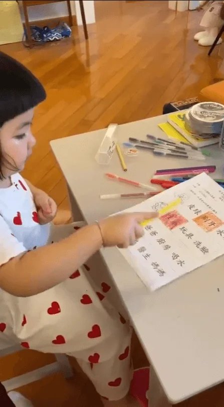 李元元（Lucy）最近復課，由爸爸教她做功課。