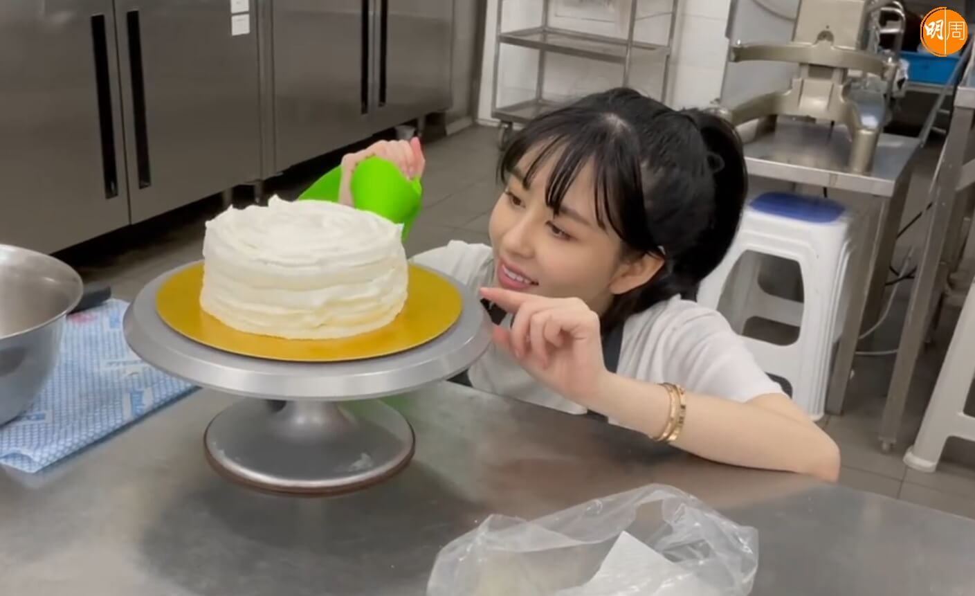 沈月製作情人節蛋糕