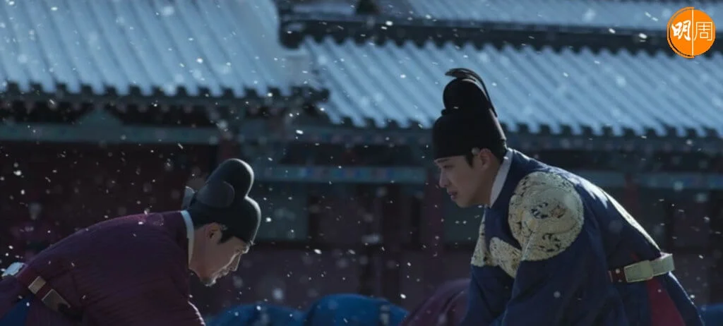 為了要活命,李準身為王世子也要向張赫這位左議政下跪才可以登基為王。