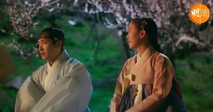 全家被斬殺後,倖存的姜漢娜在民間做了行首,造婚嫁衣箱,靜候時機為家族報仇。