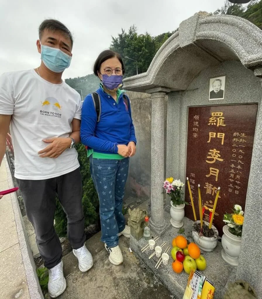 汪明荃在澳門隔離後，即前往拜祭羅家英父母。