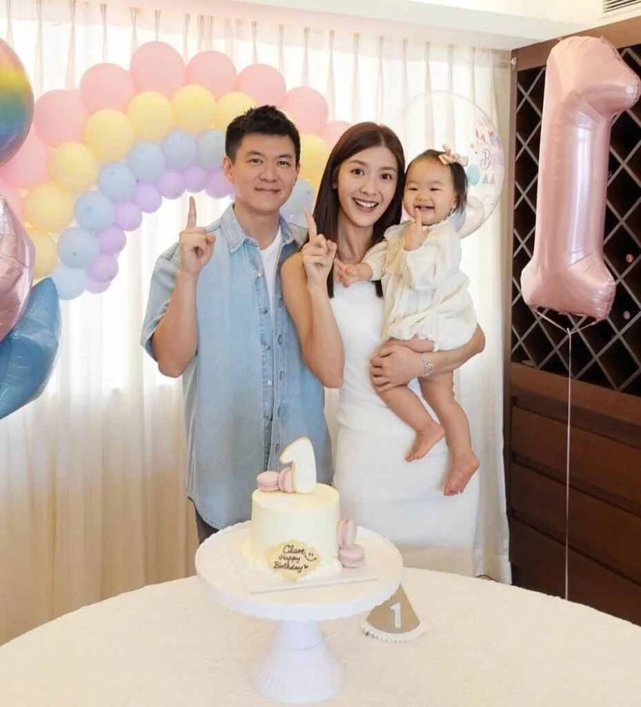 余香凝的女兒一歲生日，一家三口合照幸福滿瀉。