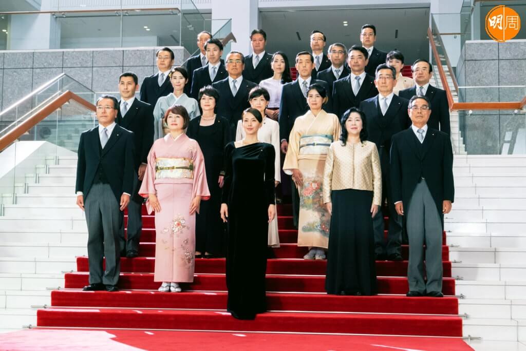 中谷美紀（前排中）扮演日本首位女總理，美麗、善良、醒目集於一身。