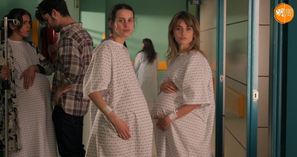 兩位女主角待產時在醫院認識。