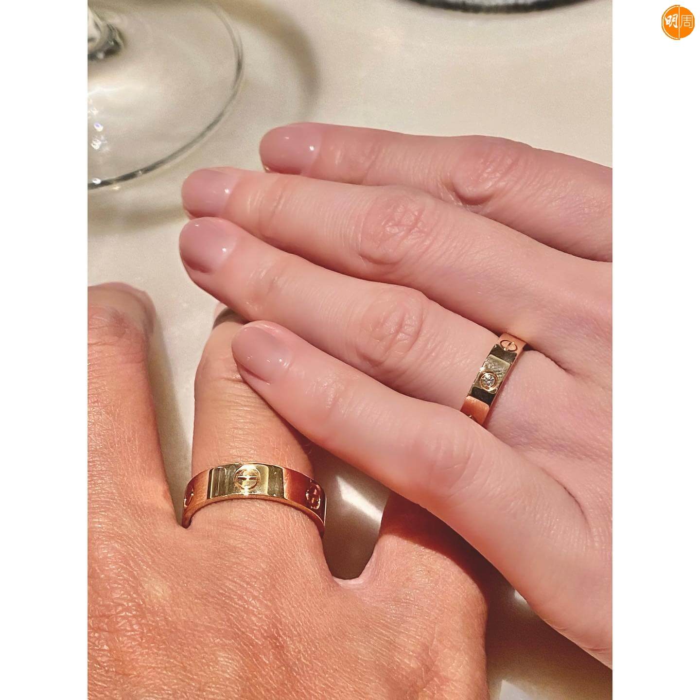 結婚當日，陳喬恩只公開二人戴婚戒的手部照。