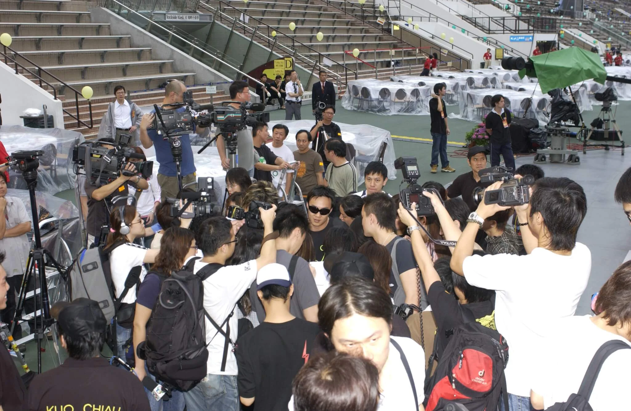 ○四年是Eason的「多事年」,每次面對傳媒都表現得不耐煩。