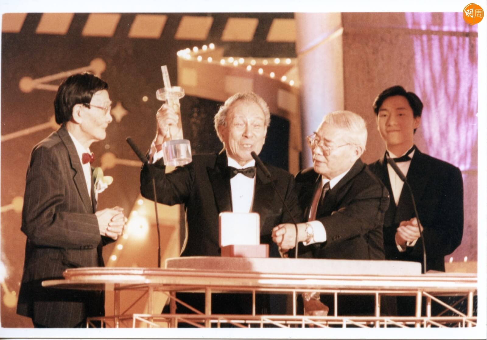  一九九六年，石堅獲香港影評人協會頒贈「金紫荊獎終身成就獎」。