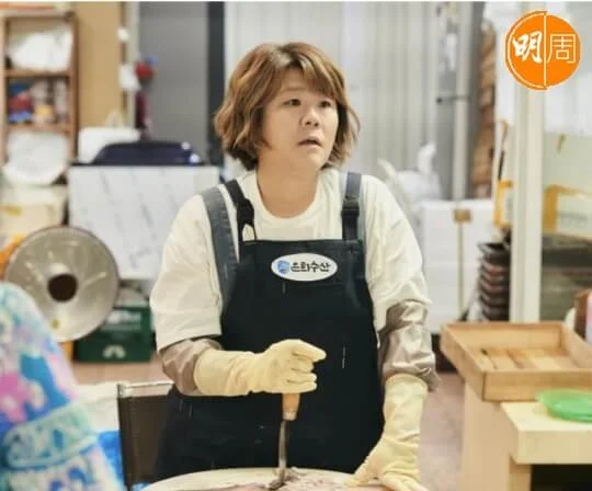 李姃垠在《我們的藍調時光》中演魚檔東主,對朋友和街坊很有義氣。