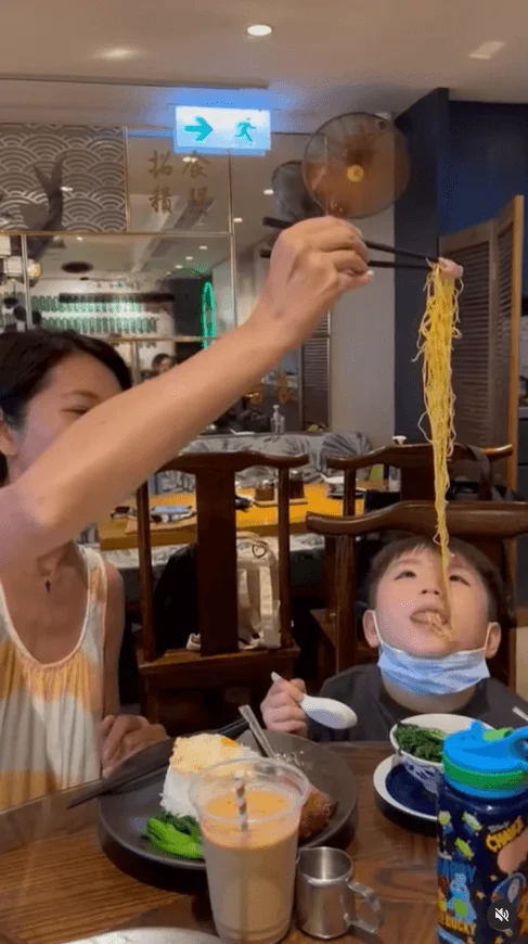 車婉婉囝囝表演高難度吃麵。