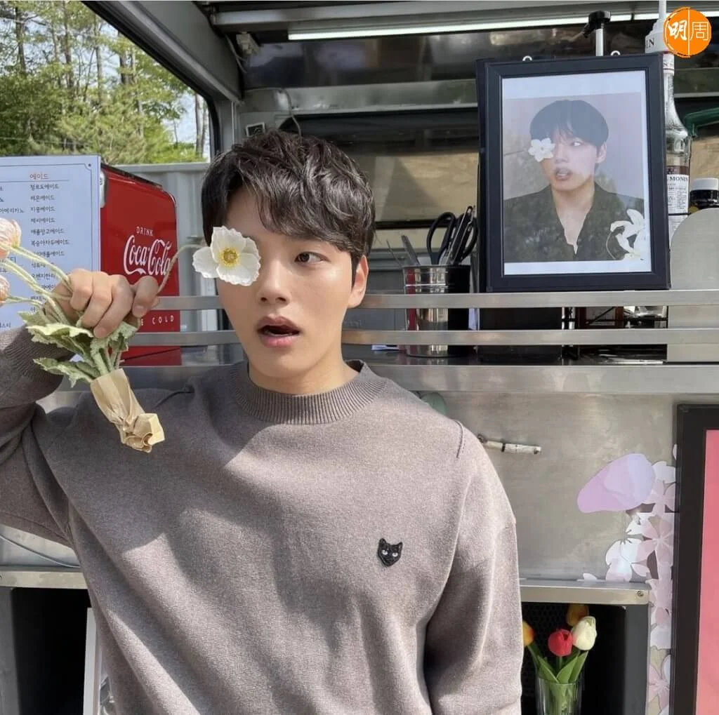 呂珍九在IG 上載和劇中角色對照的相片,搞怪表情吸引粉絲。