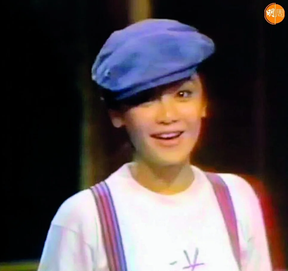 「我們是童話裏調皮搗蛋／作怪的小精靈／我們曾經年輕／手上的泥巴／腳底的西瓜／口袋的癩蛤蟆／別以為我們只是溫室的花朵／長大我們將是萬丈光芒的燈塔」，《童年》前的羅大佑和張艾嘉。