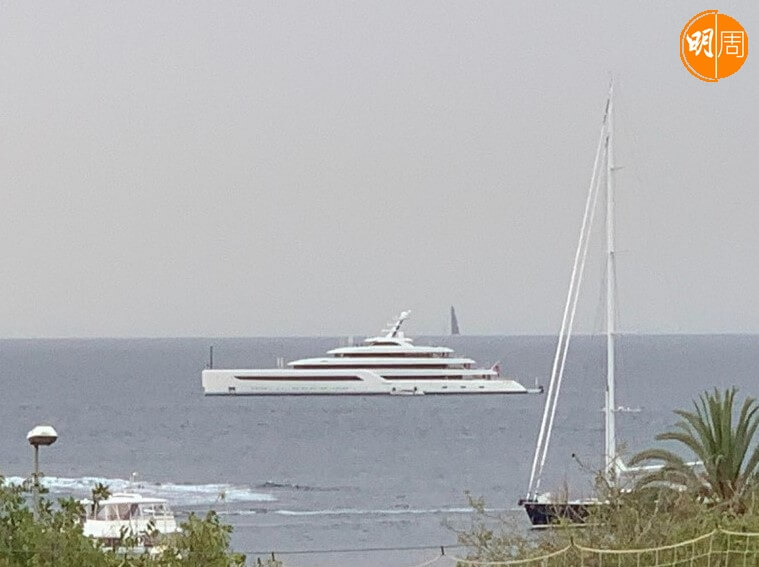 馬雲的超級遊艇也停靠在當地海岸邊。
