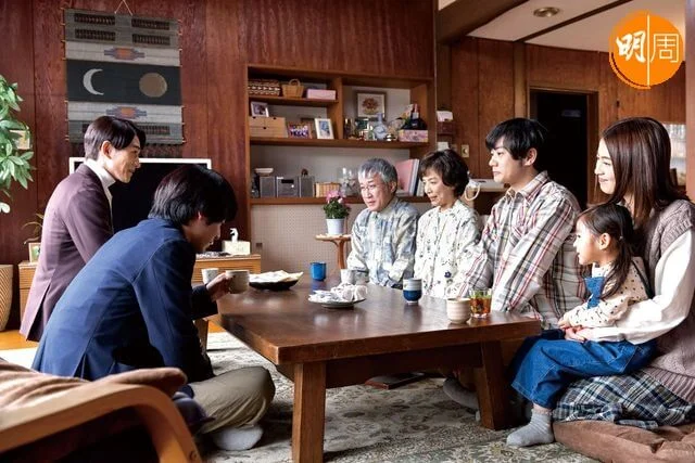 二人拜訪安達的父母及弟弟一家,熱鬧溫馨。