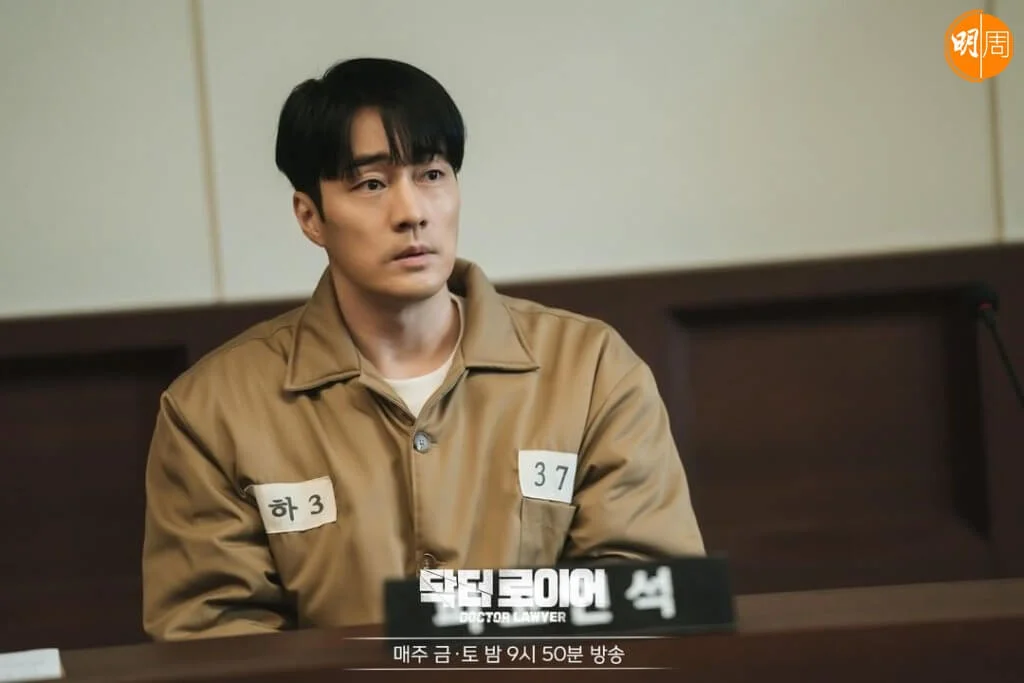 明知自己在手術途中沒做錯,但為了要報仇,他唯有認有醫療事故才避開坐牢的厄運。