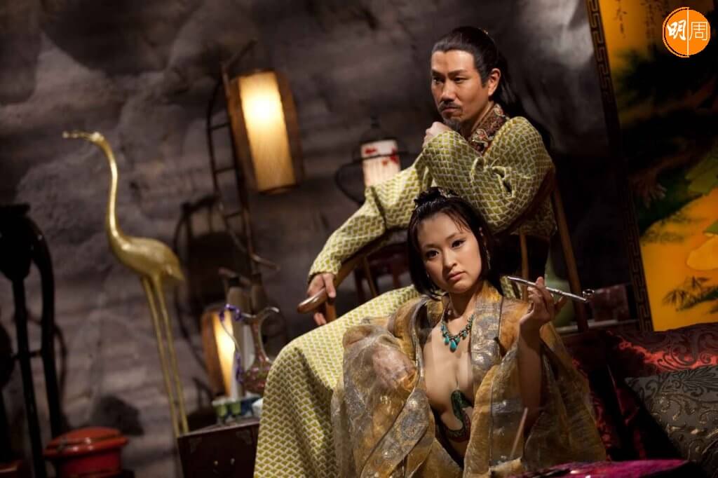 何華超在電影《3D肉蒲團之極樂寶鑑》飾演寧王，有不少大膽場面。