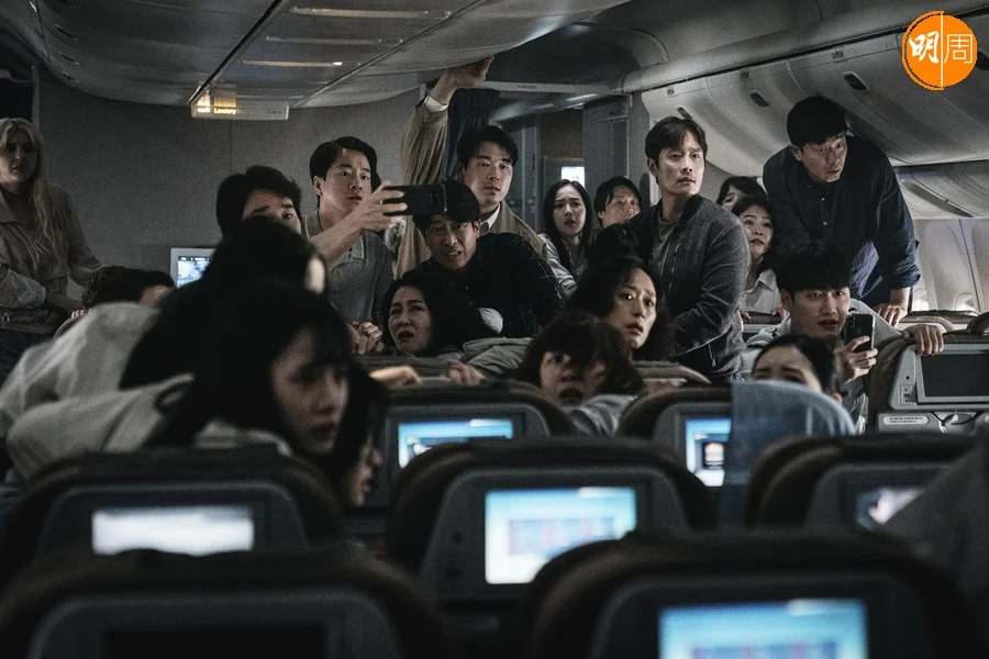 電影除了刻劃機上受恐襲外，也帶出乘客遇上生死關頭時的眾生相。