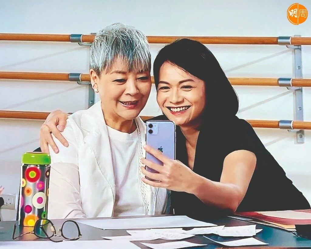 在《分享Share》中初次見面，二人都是演員，但多了編劇身份的一位，也許可以為演員經驗豐富的一位量身訂造劇本，詠詩加燕玲，是大家都期待她們合作的「黃金組合」。