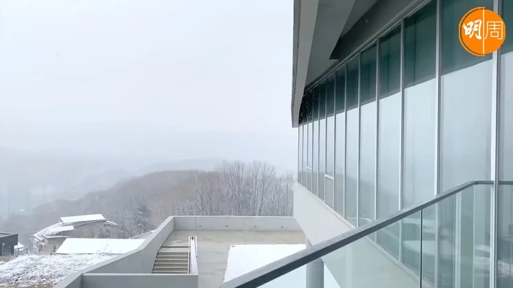 姜其永的大宅感覺簡潔明亮,網民認為更像藝術館。