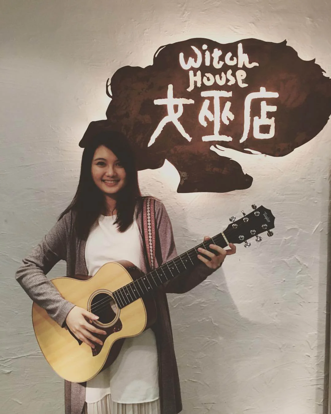 Cath並不是一開始就獲得Sony的青睞，是有次在台灣的「女巫店」演出時，遇上唱片公司的工作人員，才有機會正式出道。