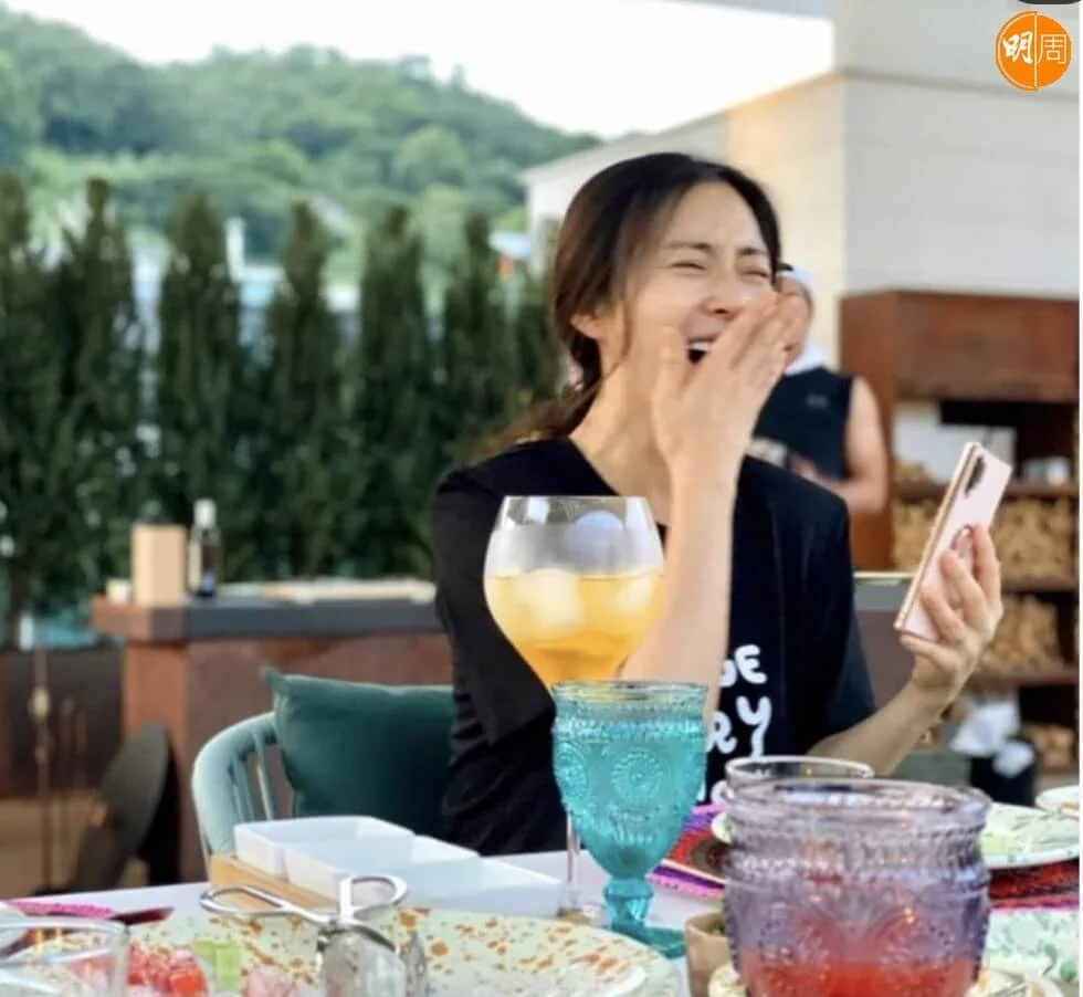 孫藝珍近日與好友宋允兒聚餐,流露幸福神情