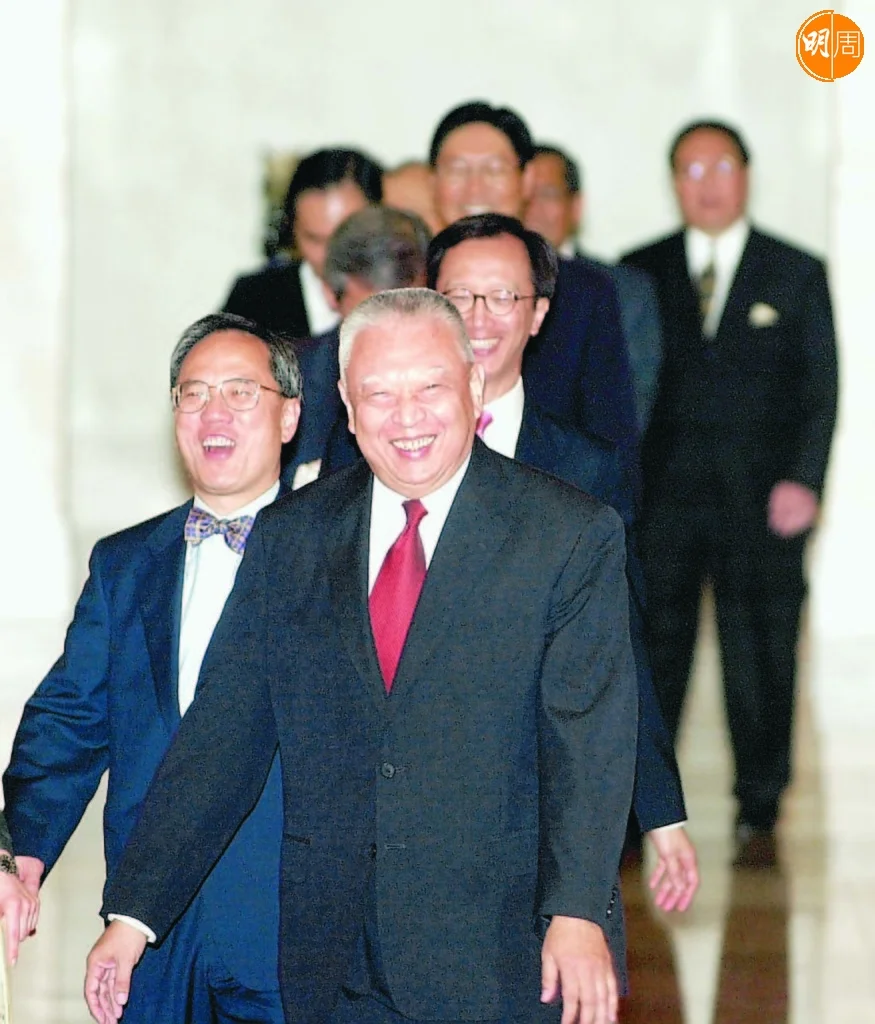 第二屆領導班子，董建華帶着董家班到場。