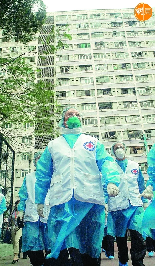 ○三年四月，香港爆發沙士疫症，董太穿上全副生化裝備，到牛頭角下邨探訪。