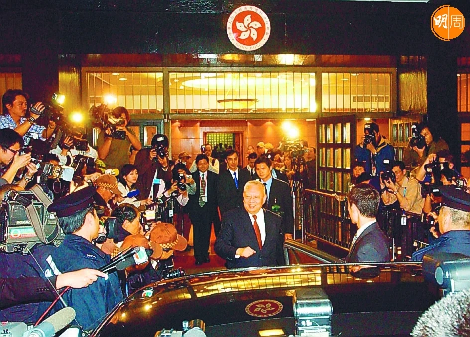 03年，董建華因身體不適為由，辭去特首一，當晚離開工作八年的政府總部。