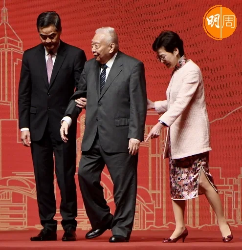 董建華在二一年三月出席人大時跌倒，在二一年六月出席香港論壇時，時任特首鄭月娥及全國政協副主席梁振英夫他下台。