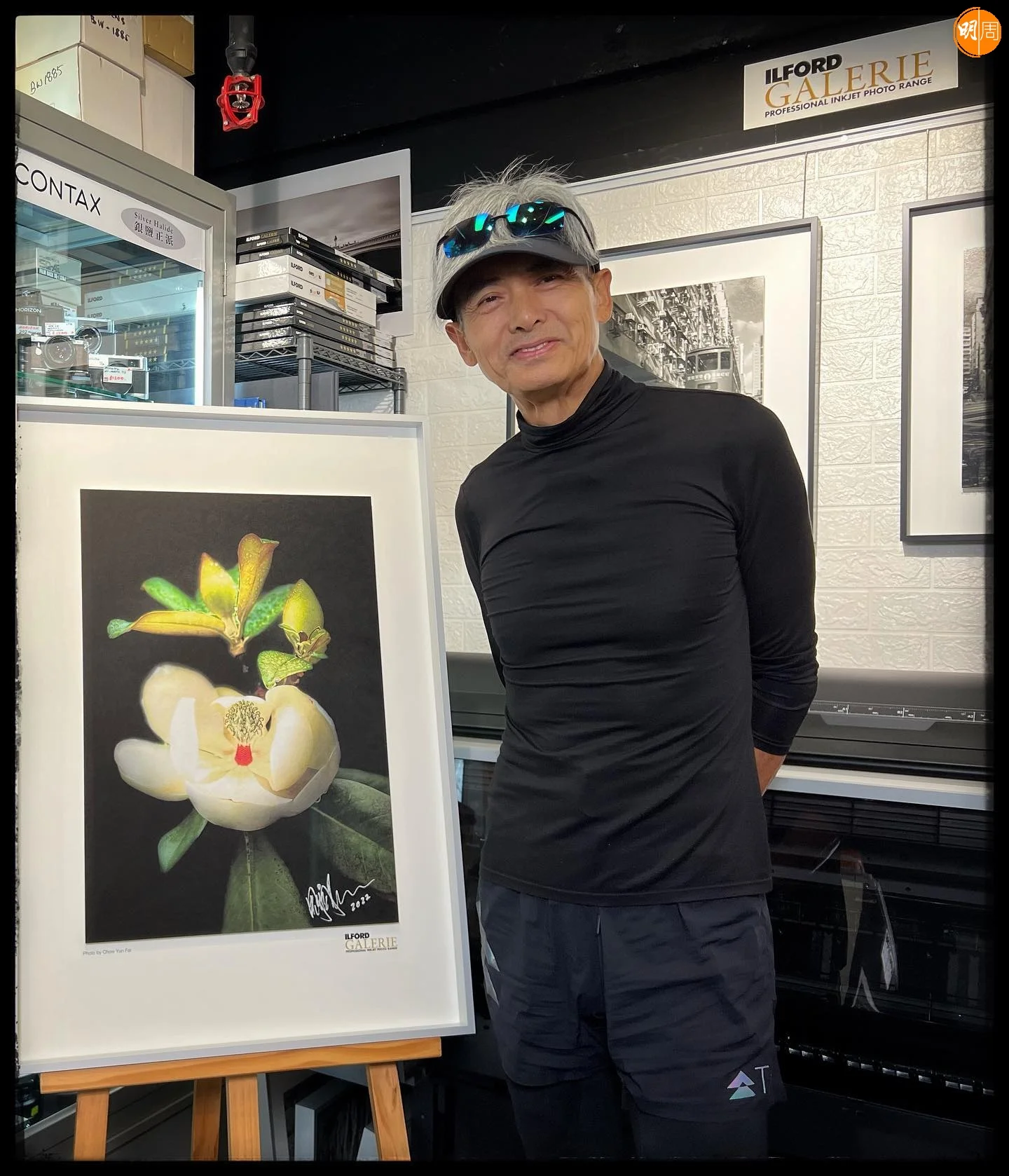 發哥動靜佳宜，跑步行山外還受攝影。