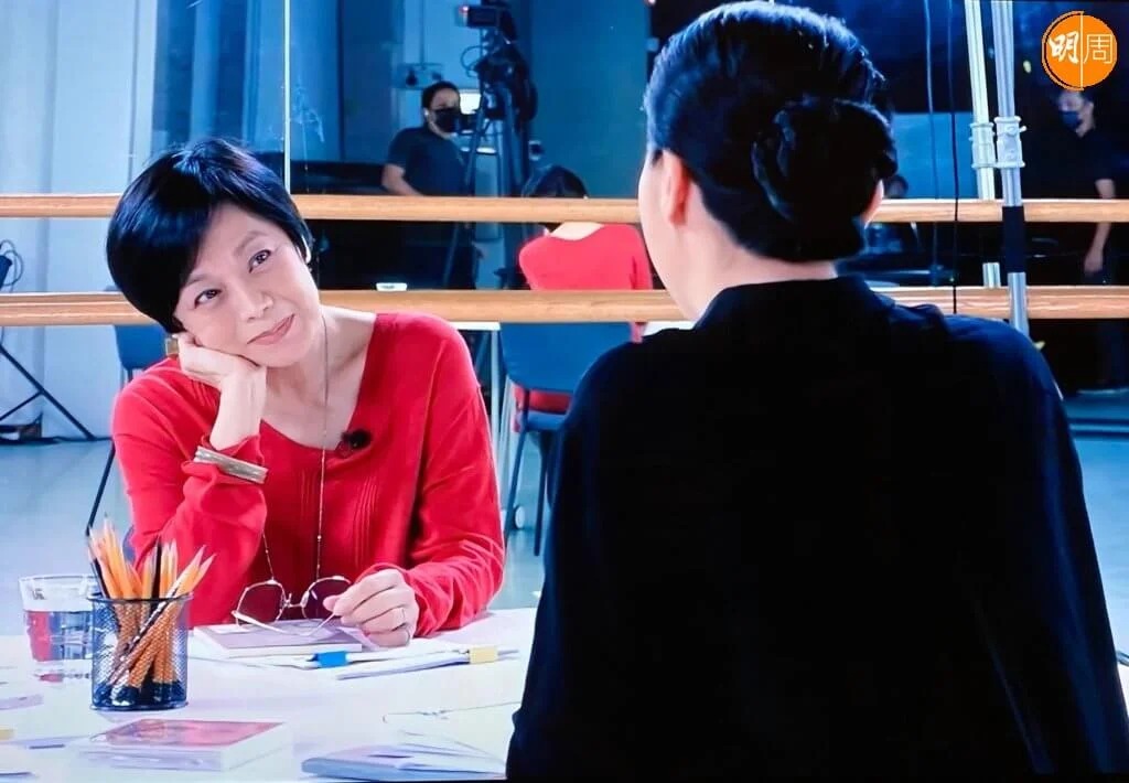 「張姐，在你的歌裏，有沒有一些你藏着不為人知曉的秘密？你小時候去美國的時候喜歡吃什麼？你最帥的初戀是誰？你做過最大膽、最勇敢的事是什麼？你是怎樣保養聲音的？你最喜歡看的書？」張國頴在《分享Sh（ar)e》劈頭便一輪急先鋒的向偶像發炮。