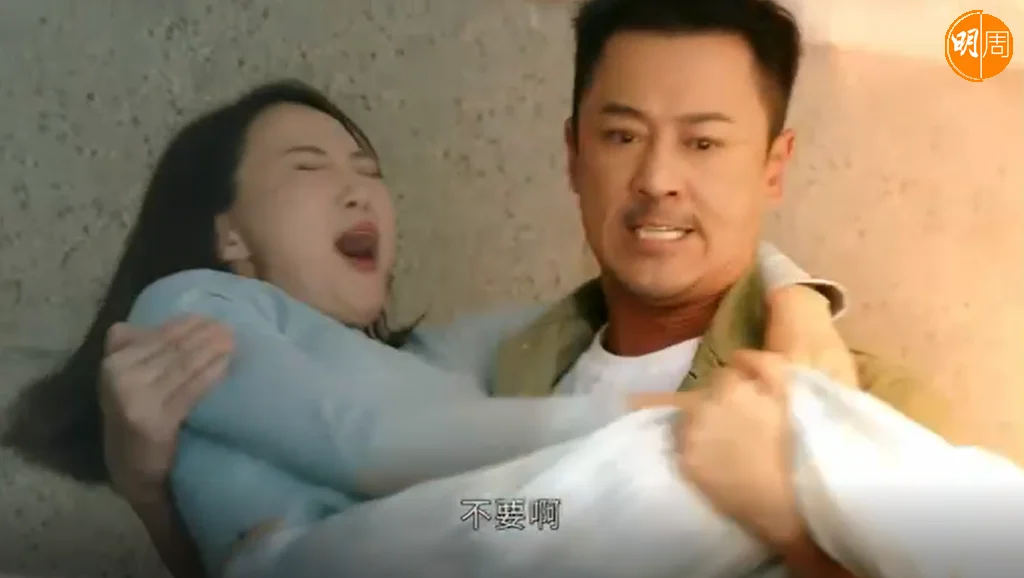 郭千瑜在劇集《黑金風暴》被林峯二樓掟落街。