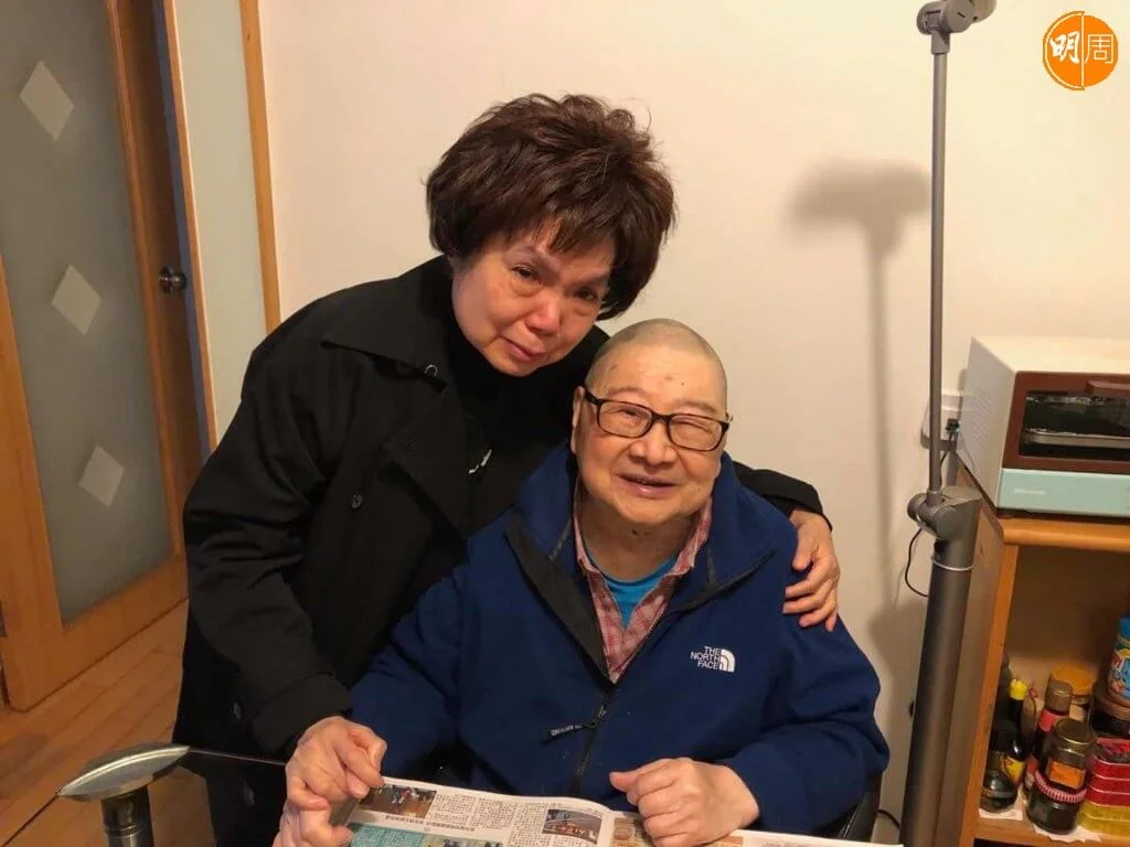 去年十一月下旬梁鳳儀回港，準備黃宜弘的追思會，抵港後探望倪匡，撲向他懷裏狂哭不止，這也是二人最後一次見面。