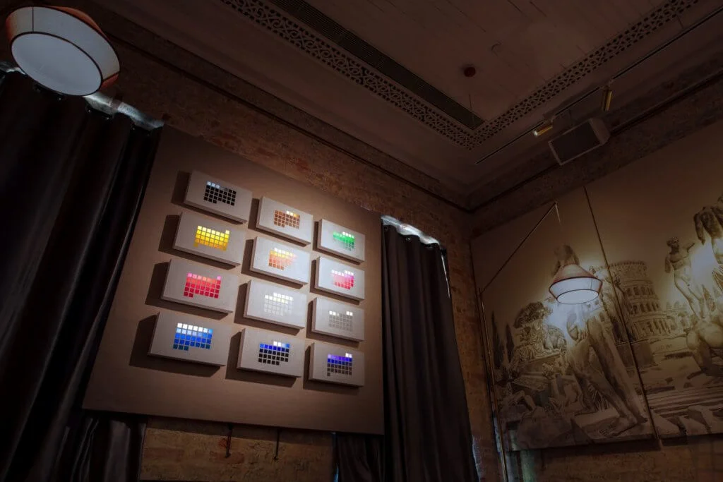 「Take Your Time時間藝術盛宴」是東方表行60周年紀念活動之一,場地懸掛本地藝術家陳閃的裝置畫作《時間的發現~1961》。