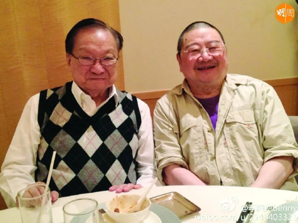 當年金庸在寫《天龍八部》的過程中,突然往歐洲遠遊,臨時找倪匡幫忙代筆,想不到倪匡因為不喜歡小說裏的「阿紫」,竟動筆把阿紫「弄瞎」!