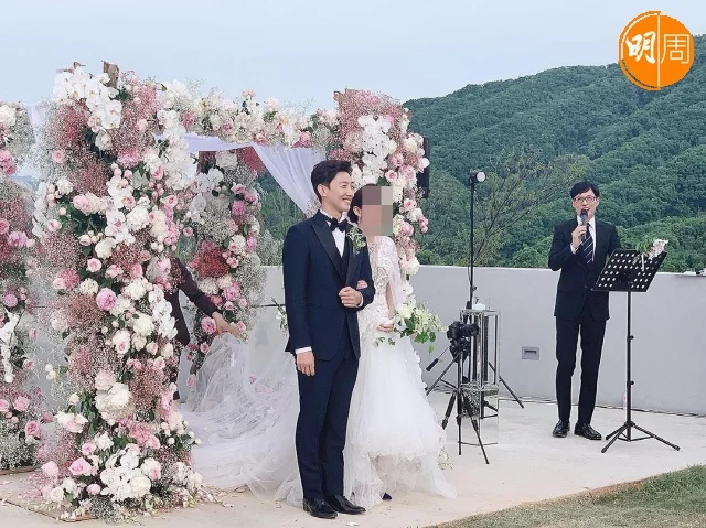 姜其永與妻子結婚時,婚禮也直接在家中舉行。