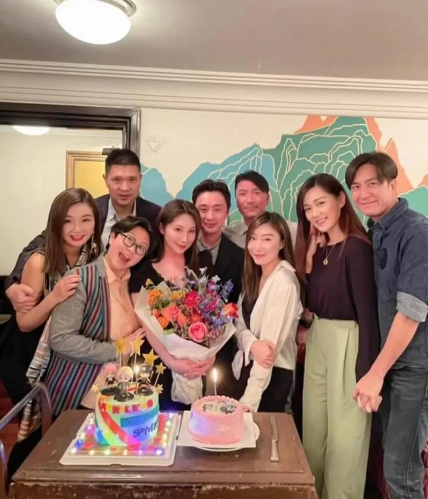 馬國明與湯洛雯出席朋友聚會，高調十指緊扣。