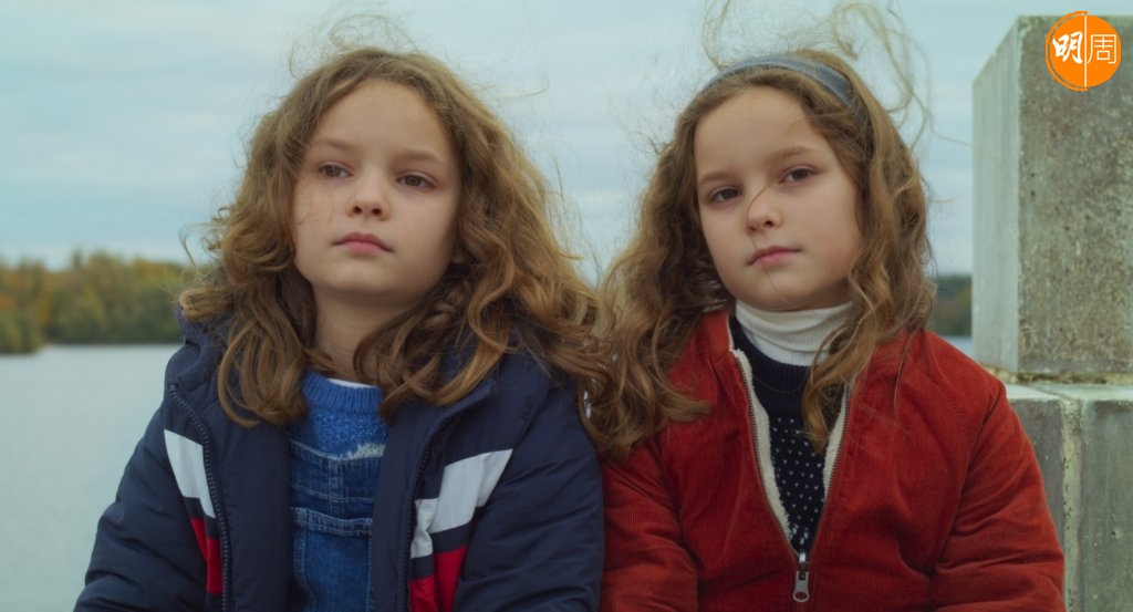法國孖生姊妹祖瑟芬桑茲（左）與嘉柏麗爾桑茲在《迷你孖媽》中飾演跨時空母女，交織溫柔療癒的奇幻旅程。
