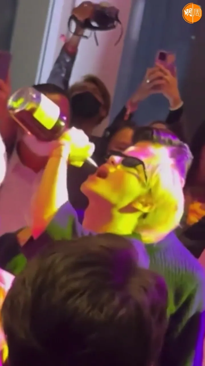 Jackson在派對中暢飲盡慶。