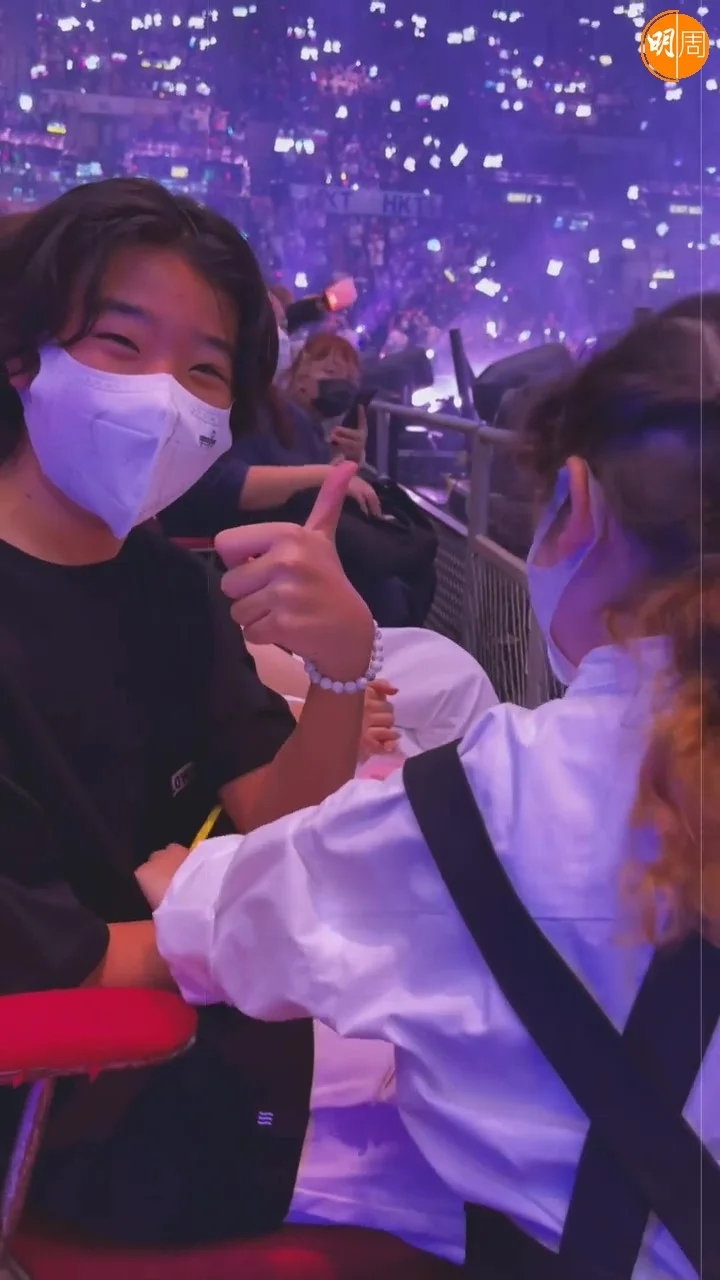 哥哥張瞻同AK擊拳，同樣開心。