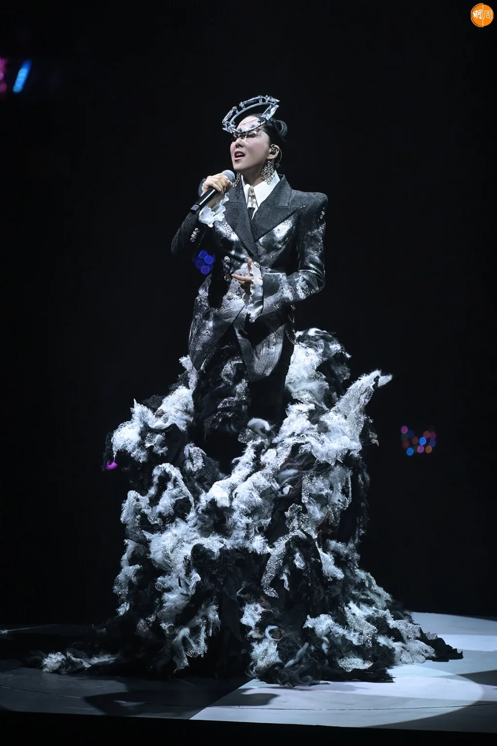 Janice穿上本地設計師Kit Wan的服飾氣勢登場