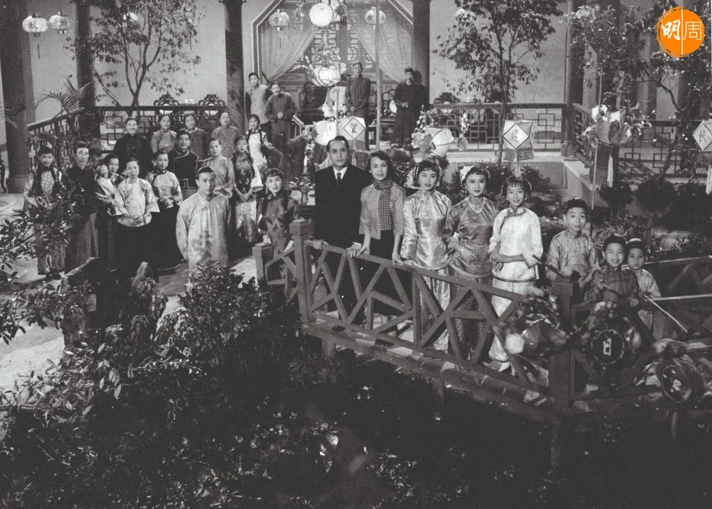 徐堂先生說，「拍歌唱片的劇照，我們會用4x5的大片幅相機，要拍上這樣一張照片，攝影師要用上以小時計來打燈。導演要在旁邊，指示演員擺姿勢。這種照片拍的都是大堆頭，大埸面……」，中聯的《秋》不是歌唱片，但高家上上下下要拍大合照，花園也和金殿無異，足以吸引眼球吧。（圖片提供：任國光）