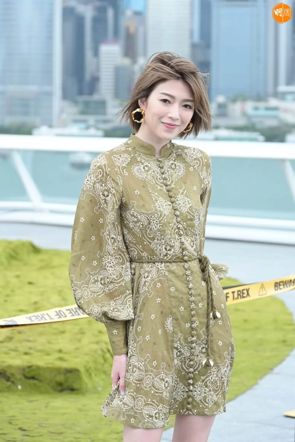 連詩雅被大風吹更飄逸。