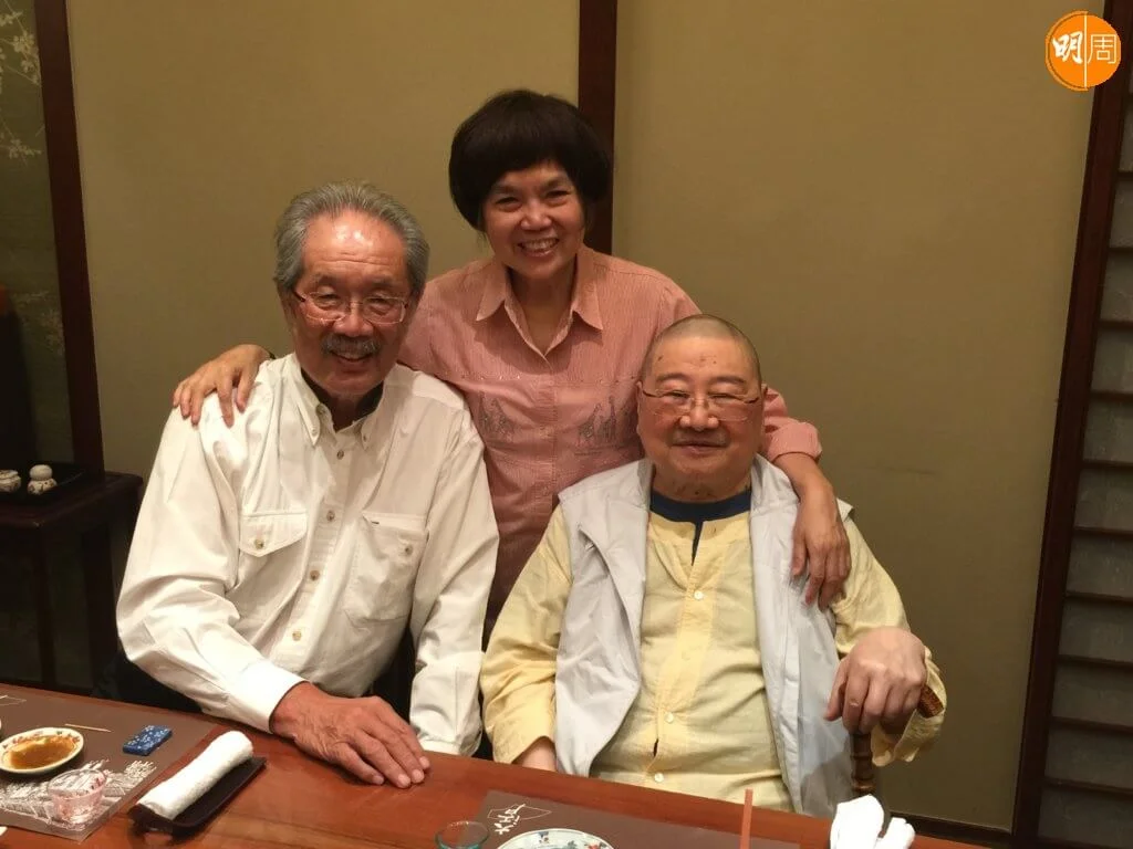 在政見上，倪匡與黃宜弘背道而馳，但倪匡很喜歡黃宜弘。黃宜弘離世後，倪匡對梁鳳儀說： 「我也會很快就可以跟宜弘舉杯暢敘了，他喝他的茅台，我飲我的 XO，其樂無窮。」