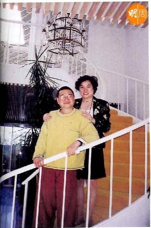 倪匡與太太曾移居三藩市，梁鳳儀每年都到美國探望他。