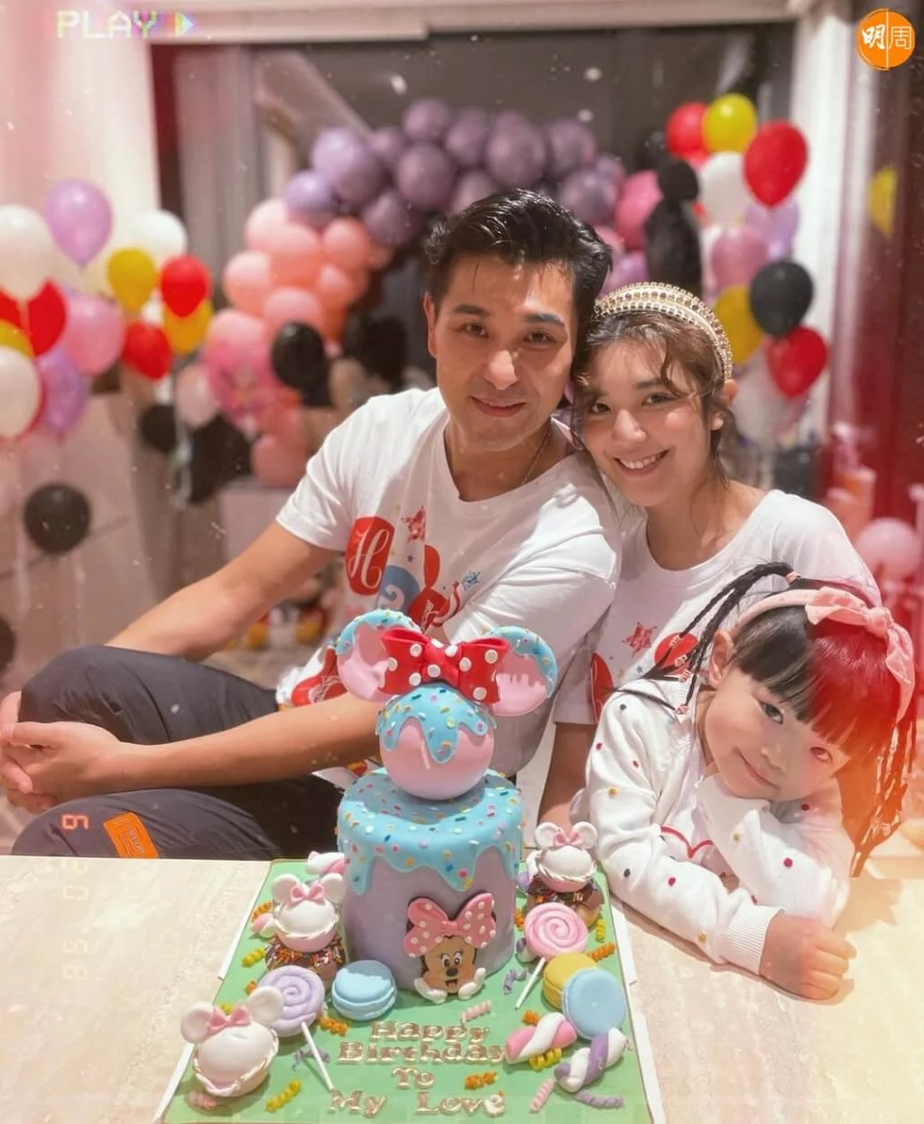 陳展鵬攜妻女同行好幸福。