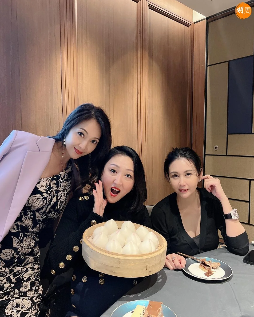 邱淑貞與黎思嘉齊為甄楚倩慶生。