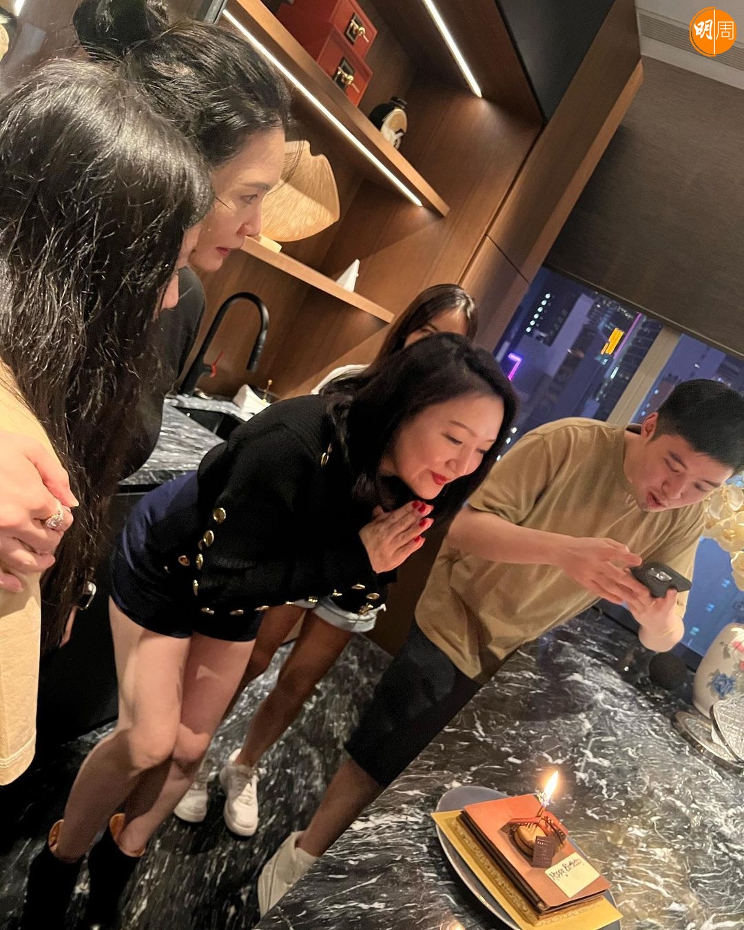 甄楚倩有疑似21歲兒子為她拍蛋糕照。